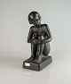 Figur i sort 
malet keramik 
med motiv af 
siddende nøgen 
kvinde
Design af MoBo
Keramik, ...