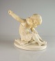 Figur i keramik 
med motiv af 
siddende pige 
som syr
Design af TH. 
Brix
Keramik, hvid 
keramik, ...