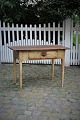 Svensk 1800 tals konsolbord i træ med lille skuffe.Bordet står helt i original farve og med en ...