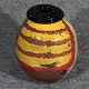 Vase i farvet 
glas designet 
af Marianne 
Buus, OBS 
revnet gennem 
korpus,
højde 27 cm, 
diameter 17 cm