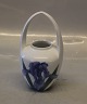 Kgl. 380-29 Art 
Noveau Vase med 
hank- dekoreret 
med blå iris 19 
cm præ 1923   
fra  Royal ...