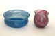 Holmegaard, blå 
skål og 
syrenfarvet 
vase i 
troldeglas 
designet af 
Sidse Werner. 
Blå skål. ...