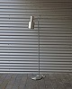Standerlampe med skærm af børstet aluminium og stamme i grålakeret metal. Model StudioDesign ...