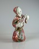 Figur i keramik 
med krakele 
glasur og med 
motiv af citar 
spiller nr 3985
Design af 
Michael ...