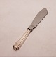Kagekniv i 
andet mønster 
af tretårnet 
sølv.
27 cm.