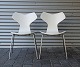 Spisebordsstole 
med hvidmalede 
skalsæder på 
forkromet stål 
stel
Design af Arne 
...