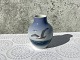 Royal 
Copenahagen, 
Vase #1138/45A, 
Måger på havet, 
10cm høj, 
1.Sortering 
*Perfekt stand*