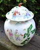Kinesisk låg 
vase af 
porcelæn, 20. 
årh. Med 
talrige 
dekorationer af 
legende børn i 
landskab. H.: 
...