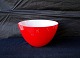 Rød Cocoon 
skål, opalglas 
med rødt 
overfang. 
Navnet på 
designer er 
sandblæst i 
bund af ...