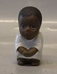 Syd. Afrikansk 
dreng siddende 
på hug 11 
cm.1974 
Gustavberg 
Sweden Keramik 
og porcelæn
Verdens ...