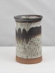 Vase, i 
keramik, med 
brunligt glasur 
til det helt 
hvide
Design Kai 
Klinge, Denmark
Mål  ...