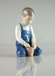 Figur i 
porcelæn med 
motiv af 
siddende dreng 
med spand nr. 
2127
Design af 
Svend Lindhart 
...