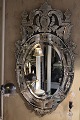 Meget smukt venetiansk spejl fra 1920’erne med smuk ornamentik på toppen, samt fint udsmykket ...