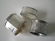 3 servietringe 
i sølv.
Ottekantet 
ring til 
venstre: Tysk 
servietring i 
800 sølv - 
stemlet UKA = 
...