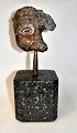 Galschiøt, Jens (1954 - ) Danmark: Fragment. Bronze. Skulptur. På plint af terrasso. Signeret ...