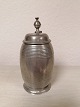 1800-tals 
tøndeformet 
tinkrus
Højde med gæk 
19cm.
Fremstår med 
naturlig patina