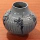 Ukendt 
keramiker, vase 
i glaseret 
stentøj. Højde 
20 cm, diameter 
20 cm