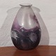 Glas vase i Art 
Nouveau stil 
med utydelig 
signatur i 
bunden.
Højde 25 cm, 
Bredde 16 cm, 
Dybde 11 cm