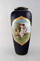 Stor håndmalet 
porcelænsvase 
dekoreret med 
romantisk 
scene. Wien, 
1800-tallet. 
Måler: 39 x 
...