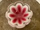 Smuk Flygfors 
Coquille skål i 
pink, hvidt og 
klart glas, 
formet som en 
blomst. 
Signeret ...