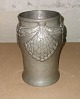 Mogens Ballin´s 
efterfølger: 
Vase i tin med 
dekoration med 
guirlander af 
bladværk i 
relief. ...