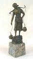 T. Jensen (19. årh.): En ung kvinde henter vand. Bronzefigur monteret på en konisk marmorsokkel. ...