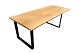 Plankebord af 
eg og rammestel 
af sort metal, 
af 2 massive 
planker med 
naturkanter. 
Bordet er af 
...
