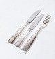 Middagskniv 
(625 DKK), 
frokostkniv 
(575 DKK) og 
middagsgaffel 
(625 DKK) i 
arvesølv nr. 2 
af Hans ...