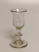 Snapseglas med 
klokkeformet 
kumme
Holmegaard 
kat. 1853
H. 10,4cm.
fremstår med 
luftbobler i 
...