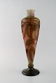 Emile Gallé 
vase i matteret 
kunstglas med 
overfang af 
brunt kunstglas 
udskåret med 
motiver i ...
