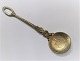 Sukkerske i 
sølv med mønt. 
Dansk 1 krone 
1693 (Christian 
V). Længde 12,3 
cm