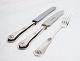 Middagskniv 
(450 kr.), 
fiskekniv (550 
kr.) og 
frokostgaffel 
(400 kr.) i 
Rose, tretårnet 
sølv. ...