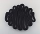Anna Erhner for 
Kosta Boda. 
Stort "Energy" 
fad i sort 
kunstglas. 21. 
århundrede.
Måler: 38 cm x 
...