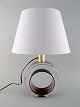 Italiensk 
design. 
Bordlampe af 
indfarvet 
plexiglas og 
messing. 
1970'erne. 
Måler: 33 x 22 
cm. ...