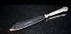 Rosenholm, 
3-tårnet 
lagkagekniv. 
3-tårnet = sølv
Længde 23 cm
Sølv, 
bestikdel, 
kniv, 830s