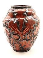 Keramik vase  dekoreret med ege blade