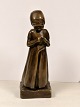 Bronze figur 
pige der hækler
H. 27,5cm
vægt 1805gram