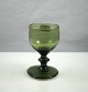 Holmegaard-
/Kastrup 
Glasværk. Grønt 
drikkeglas med 
rund kumme og 
en knap på 
stilk
Spørg i ...