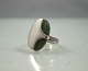 N. E. From. 
Ring med oval 
dekoration, 
dekorationen 
består af halv 
sølv og halv 
agat sten. Ring 
...