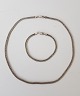 Flad halskæde & 
armbånd i 
sterlingsølv
Stemplet: 925
Halskæde: 
Længde 42,5 cm. 
Bredde 4 mm. 
...