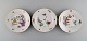 Tre "Kakiemon" 
Meissen 
tallerkener 
dekoreret med 
japanske 
motiver. Ca. 
1900.  
Måler: 20 cm.
I ...