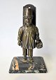 Figur af patineret bronze i form af mand, der sælger grøntsager. ca. 1900. Tyskland. Figur med ...