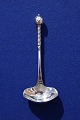 Dansk 
sølvbestik 
sølvtøj i 
tretårnet sølv.
Sovseske fra 
år 1954 i pæn, 
brugt stand
L 17cm