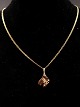 8 karat guld 
halskæde 42,5 
cm. og vedhæng 
1,3 x 2,3 cm 
fra sølvsmed 
Jens Aagaard 
Svendborg. Nr. 
...