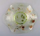 Emile Gallé, 
Frankrig. Antik 
skål i 
mundblæst 
kunstglas med 
håndmalede 
blomsterdekorationer 
i ...