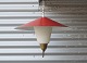 Retro 
loftslampe med 
rød metalskærm 
og inderskærm 
af glas.
