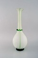 Isfahan Glass. 
Stor vase i 
grønt og 
matteret 
kunstglas. Sent 
1900-tallet.
Måler: 38 x 16 
cm.
I ...