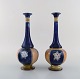 Royal Doulton, 
England. Et par 
smalhalsede art 
nouveau vaser i 
håndmalet 
porcelæn. Ca 
...