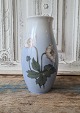 B&G vase 
dekoreret med 
høstanemone 
No. 342/5249, 
1. sort.
Højde 21,5 cm.