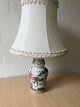 Antik japansk 
vase omlavet 
til bordlampe.
Porcelæn med 
kracelé glasur 
og polykrom 
dekoration i 
...